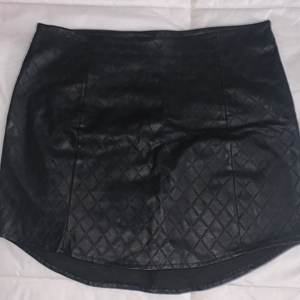 6/$28❗️Black faux leather Mini skirt